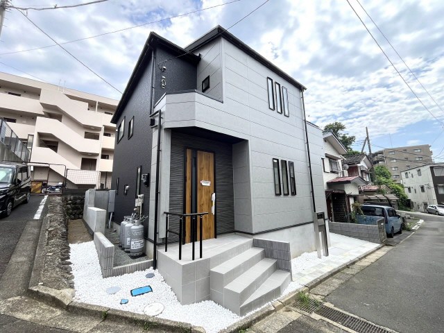 上空に隣地引込線の越境を受けてます。本物件敷地内と北側部分玉石擁壁について越境を受けてます（覚書有