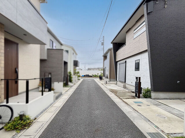 入居者以外が入りにくい街区内道路に面しています