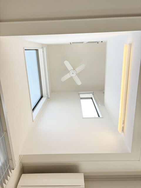 要所要所に吹抜けを配置し、３階建ですが、明るい陽が入る設計